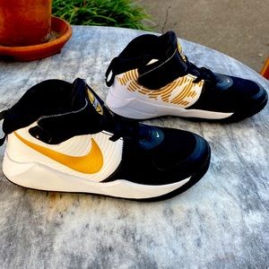 Nike Youth Team Hustle shoes